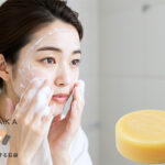 乾燥肌に優しい洗顔方法。泡で洗顔する女性と#肌をメイクする石鹸