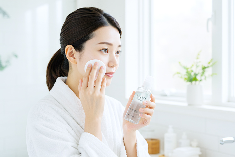 洗顔後に化粧水をつけている女性の写真