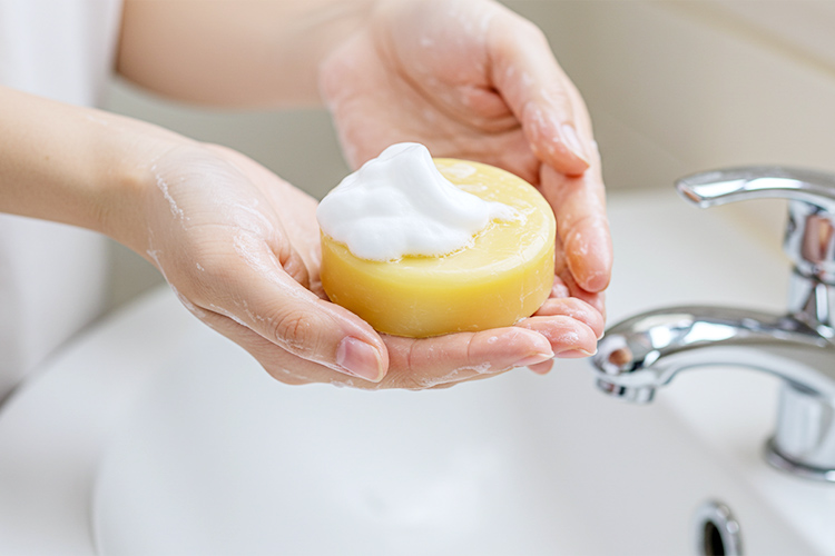 #肌をメイクする石鹸できめ細かい泡を作る女性