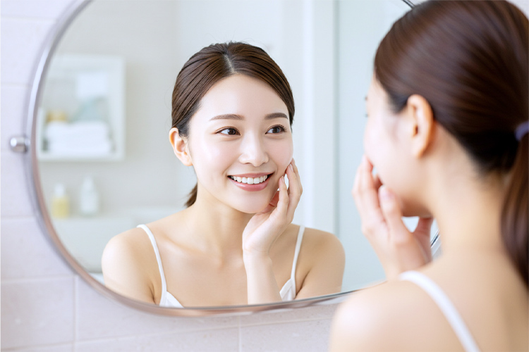 テカリのない透明感のある肌に笑顔になる女性