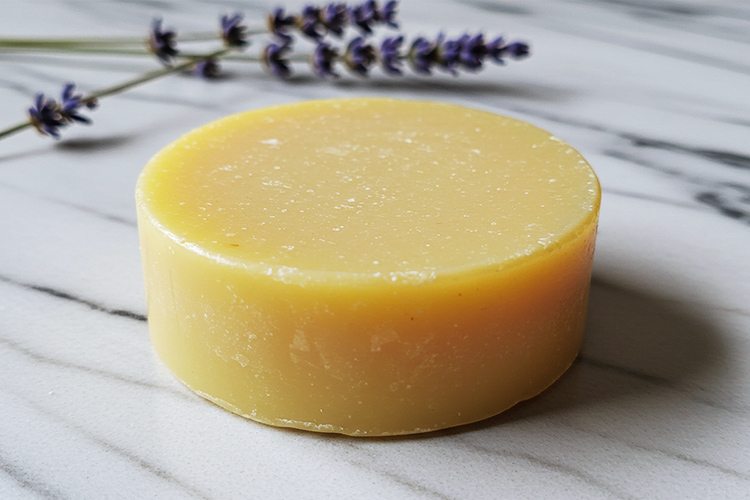 #肌をメイクする石鹸のクローズアップ写真