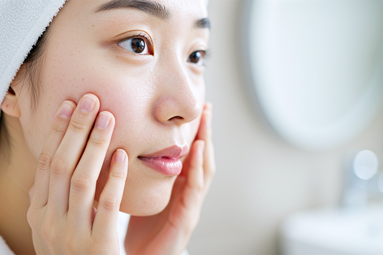 洗顔後の透明感のある肌のクローズアップ