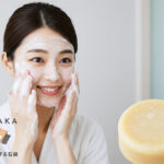 泡で洗顔する女性と#肌をメイクする石鹸