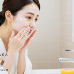 泡で洗顔する日本人女性。肌はつやつや