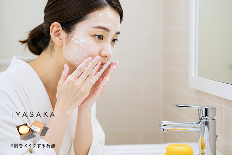 泡で洗顔する日本人女性。肌はつやつや