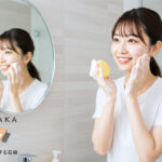 女性が泡立てた洗顔石鹸で笑顔で洗顔しているシーン