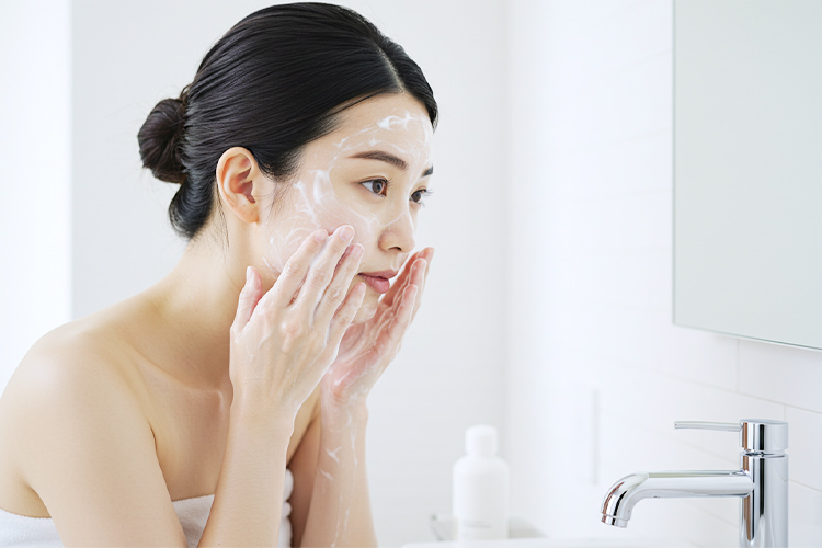 女性が泡で優しく洗顔しているシーン