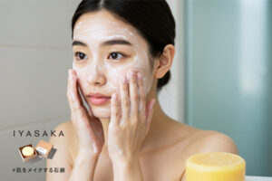 泡で洗顔する女性。背景に#肌をメイクする石鹸が置かれたバスルーム
