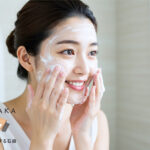 泡で洗顔する女性
