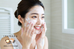 泡で洗顔する女性