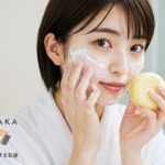 泡で洗顔する女性の手には黄色の丸い石鹸