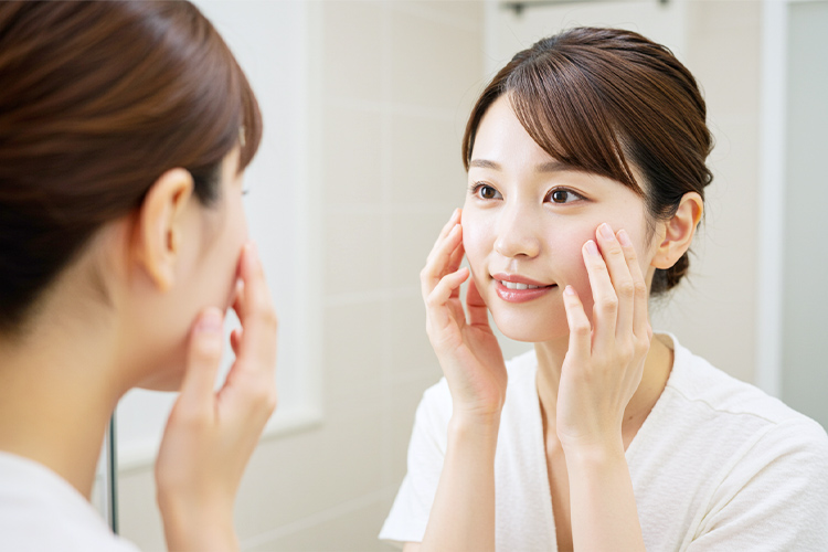 洗顔後の女性の肌。肌がツヤツヤで、毛穴が引き締まっている。