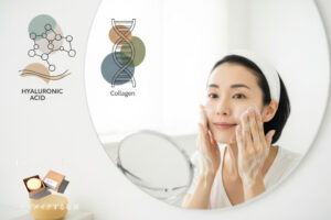 40代女性が泡で洗顔するシーン。背景に丸い石鹸と保湿成分のイラスト