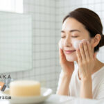 50代女性が泡で優しく洗顔するシーン