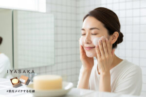 50代女性が泡で優しく洗顔するシーン