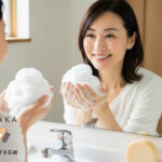 40代女性が泡洗顔で笑顔になるバスルームのシーン