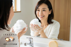 40代女性が泡洗顔で笑顔になるバスルームのシーン