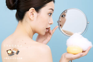 背中ニキビに気づく女性と#肌をメイクする石鹸