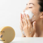 泡で洗顔する女性と#肌をメイクする石鹸。