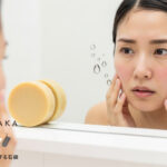 洗顔後のつっぱりに悩む乾燥肌の女性と保湿石鹸