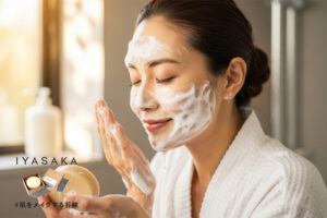 秋の洗顔シーン：女性が泡で洗顔し、手には#肌をメイクする石鹸を持つ