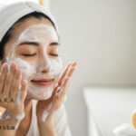 泡で洗顔する日本人女性と#肌をメイクする石鹸