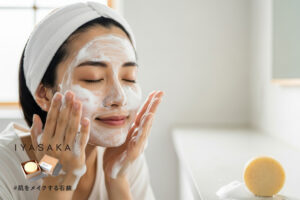 泡で洗顔する日本人女性と#肌をメイクする石鹸