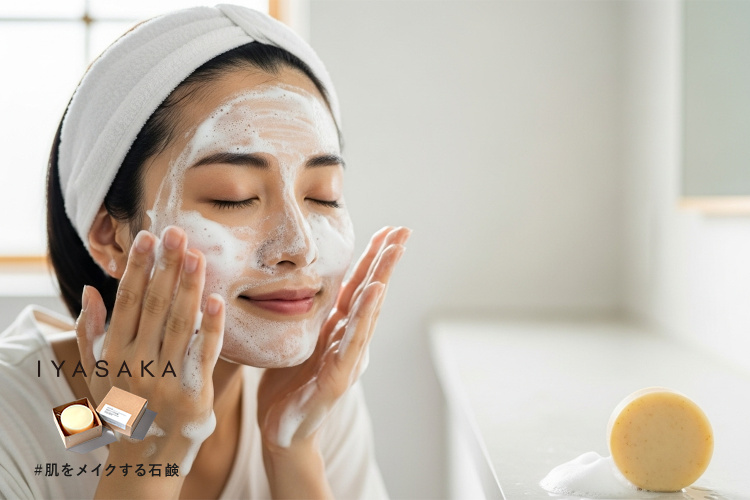 泡で洗顔する日本人女性と#肌をメイクする石鹸