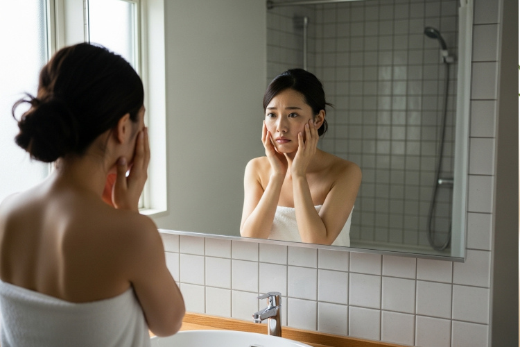 洗顔後の肌のつっぱりを感じる女性
