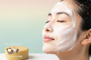 泡で洗顔する女性と#肌をメイクする石鹸