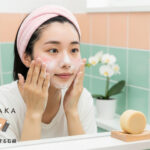 敏感肌の女性が泡洗顔しているシーン。