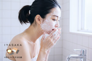 泡で洗顔する女性
