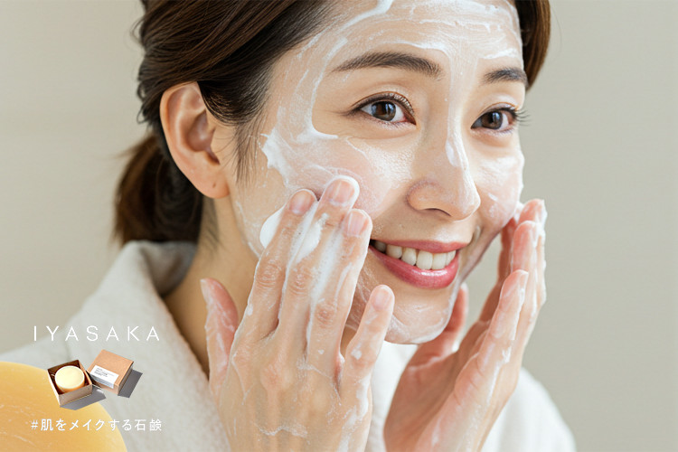 濃密泡で洗顔する女性と保湿石鹸