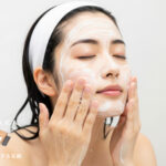 泡で洗顔する女性。肌が明るく透明感がある。