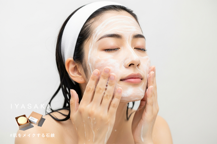 泡で洗顔する女性。肌が明るく透明感がある。