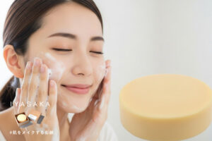 泡で洗顔する女性と#肌をメイクする石鹸