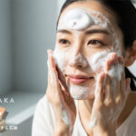 泡で洗顔する女性とシンプルな洗顔石鹸