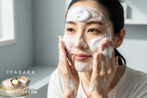 泡で洗顔する女性とシンプルな洗顔石鹸