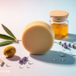 固形石鹸と、オリーブ、ハチミツ、ラベンダー、ヒアルロン酸のイメージ