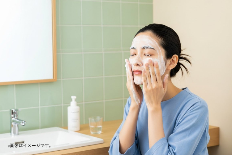 女性がきめ細かい泡で顔を優しく洗っているシーン