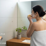 アトピー肌向けの優しい洗顔シーン。泡立てた石鹸を手に持つ女性