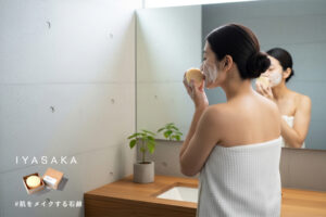 アトピー肌向けの優しい洗顔シーン。泡立てた石鹸を手に持つ女性