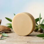 シンプルで天然由来の洗顔石鹸。ココナッツの殻とオリーブの葉が周りを飾る。