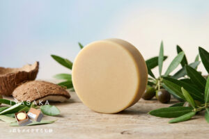シンプルで天然由来の洗顔石鹸。ココナッツの殻とオリーブの葉が周りを飾る。